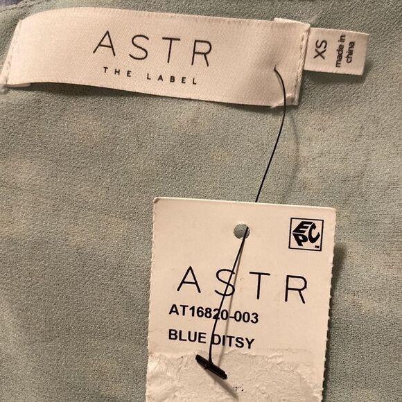 Astr Sweetheart Neck Puff Sleeve Floral Print Ruched Center Top XS NWT - Picture 3 of 9